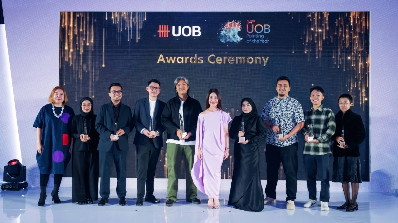 Ng Wei Wei, CEO of UOB Malaysia, with the winners of UOB Painting of the Year (Malaysia) 2024 for both Established and Emerging categories