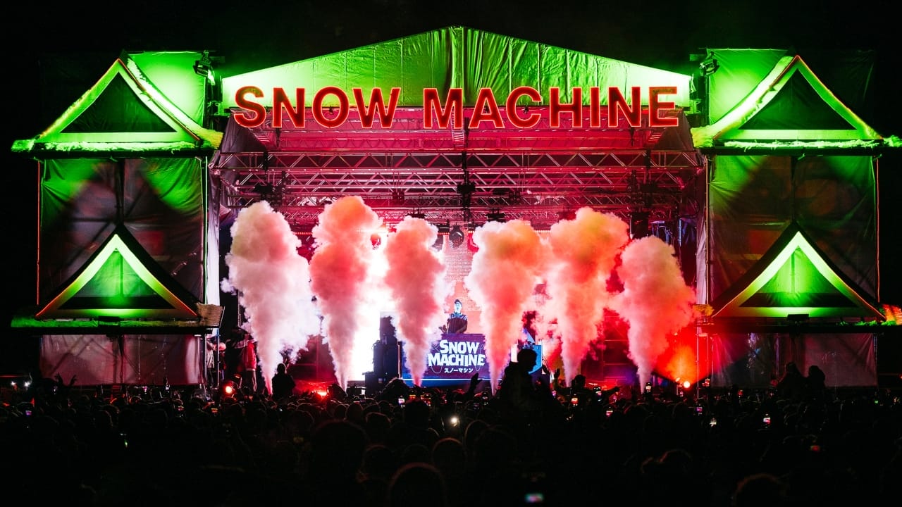 Party on the snow.