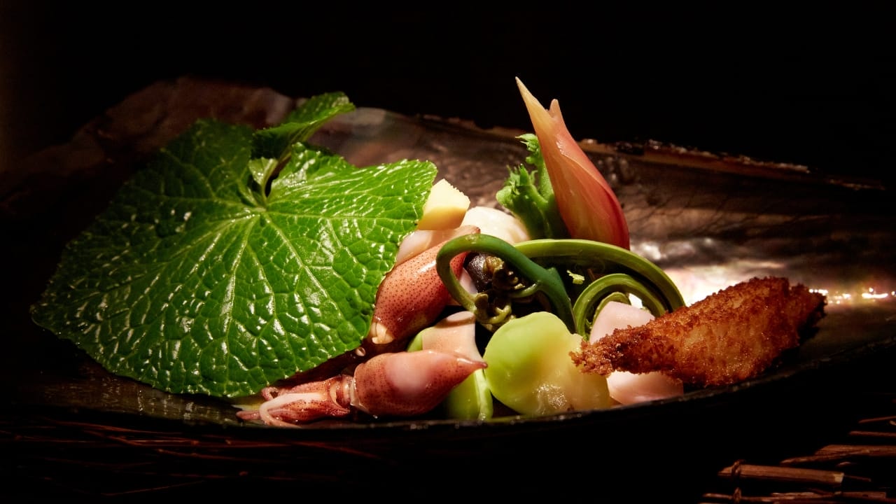 Appetiser: hotaru ika, tairagi, panko-fried shirauo, takenoko, sansai, and an egg yolk vinegar sauce.